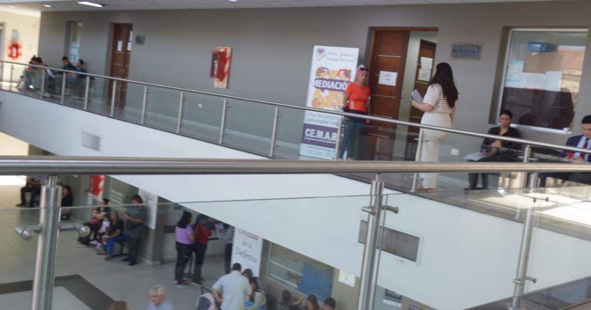 PROCESO- El Jujeño quedó en manos del equipo de fiscales Antes los vecinos lo despidieron ayer con un correctivo tras regalarse un breve auto agasajo en la cocina de una casa ajena