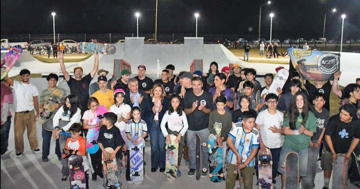 La intendente Fuentes y el secretario Benavente habilitaron el skatepark y cancha de hockey