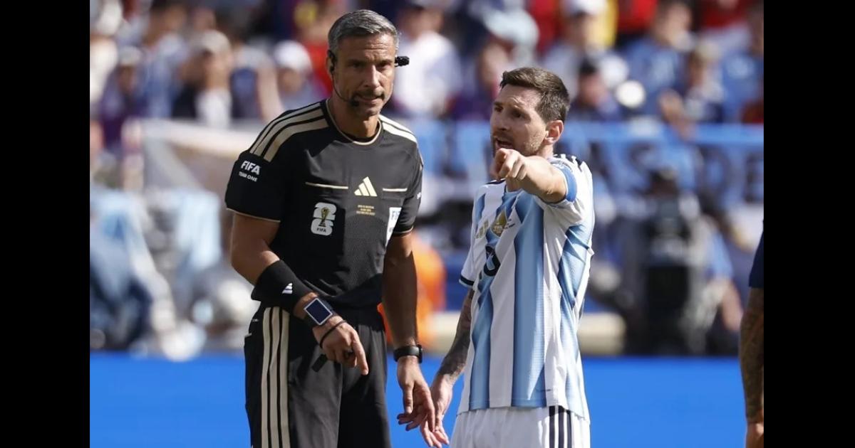 Se retiroacute Slavko Vincic el aacuterbitro de la poleacutemica final del Mundial 2026 entre Argentina y Espantildea