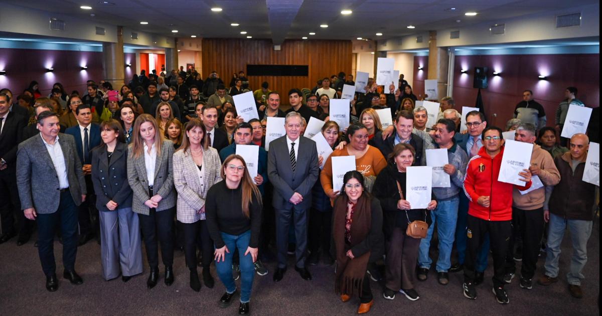 El gobernador Eliacuteas Suaacuterez hizo entrega de tiacutetulos de propiedad a familias de La Banda