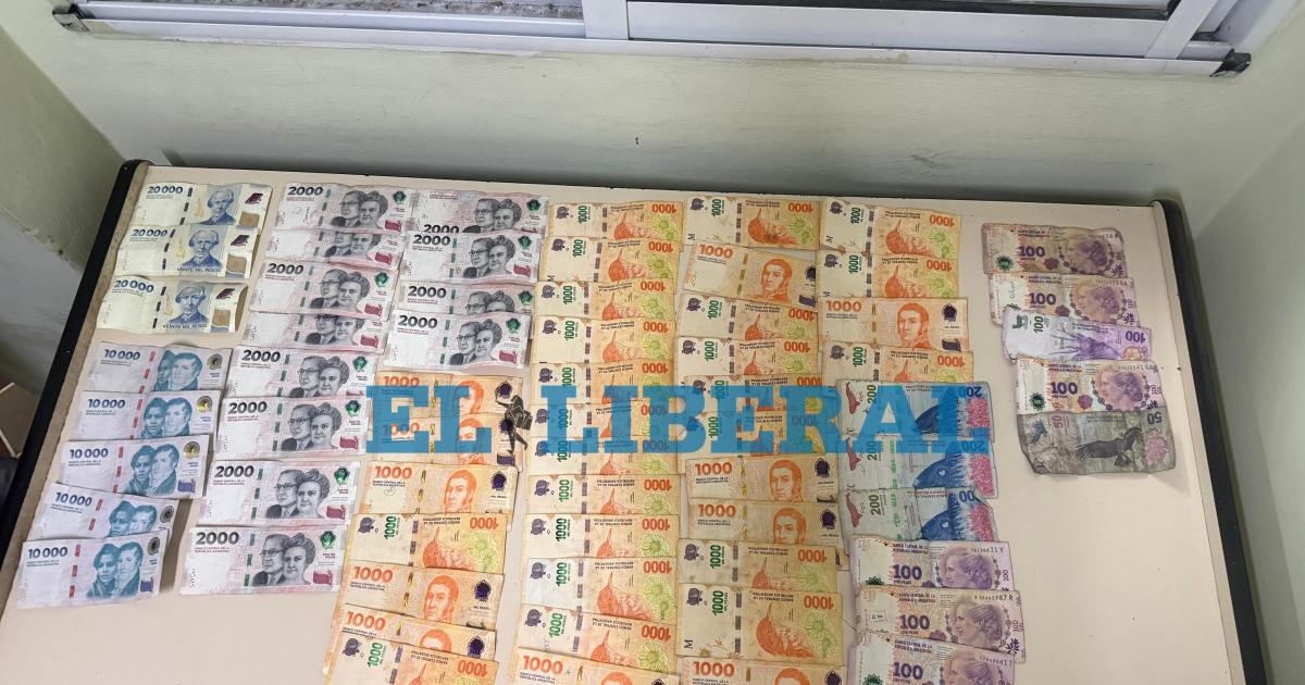 Detuvieron a un hombre acusado de apuntildealar y robar 400000 se escondiacutea debajo de una cama