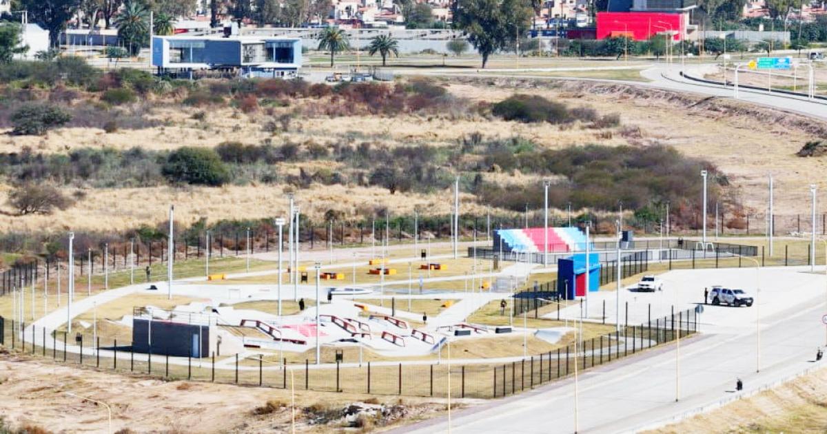 La intendente Fuentes y el secretario Benavente habilitaron el skatepark y cancha de hockey