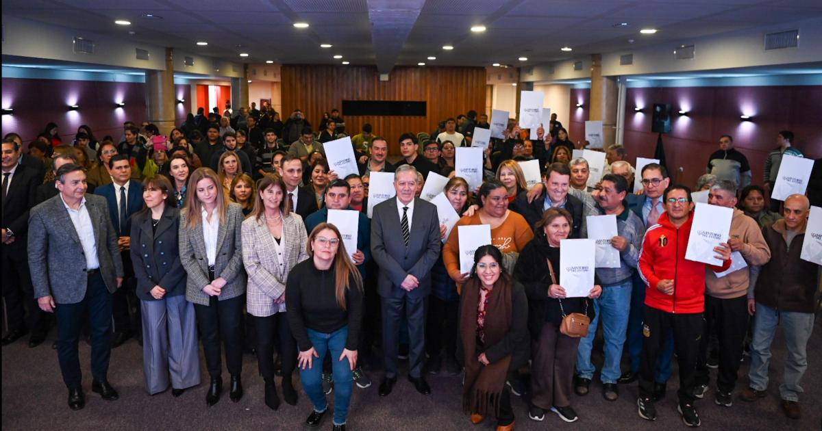 Eliacuteas Suaacuterez entregoacute tiacutetulos de propiedad a familias bandentildeas