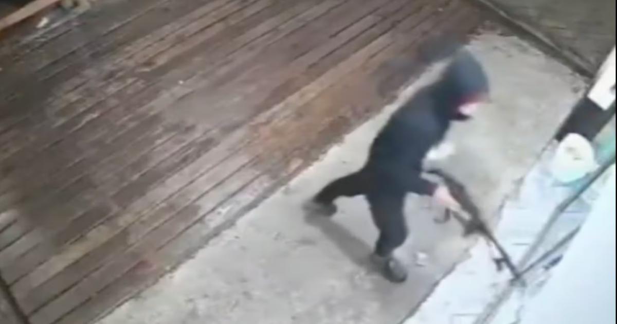Tres delincuentes con una escopeta amenazaron a una kiosquera y le desvalijaron el local