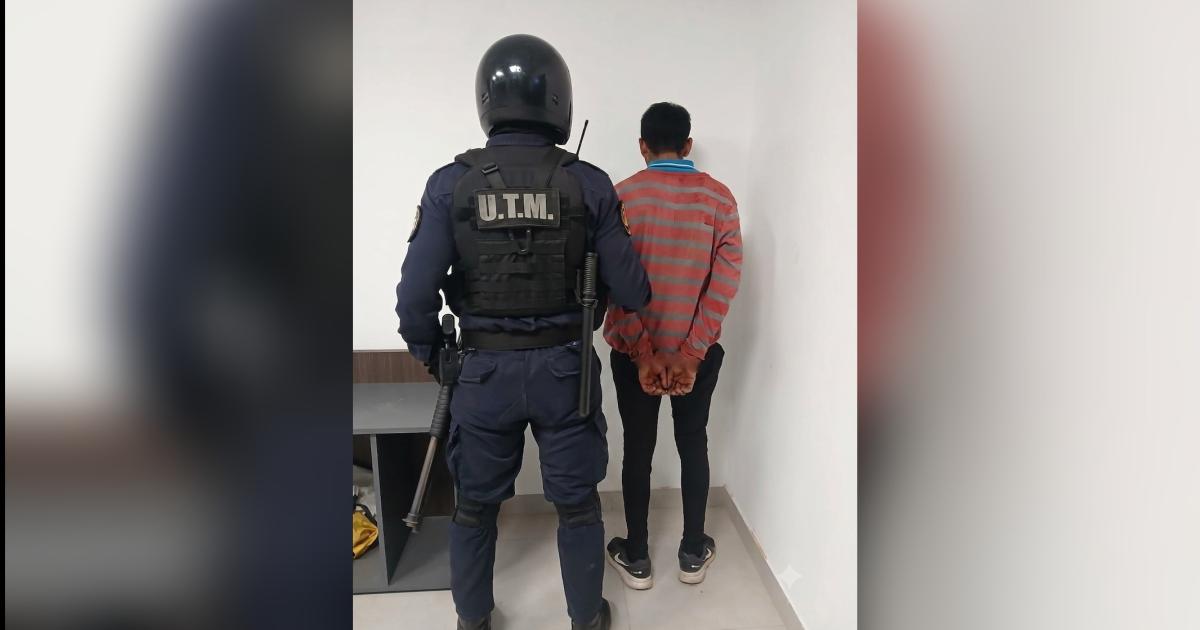 La Banda- Detienen en la viacutea puacuteblica a un joven con pedido de captura por robo