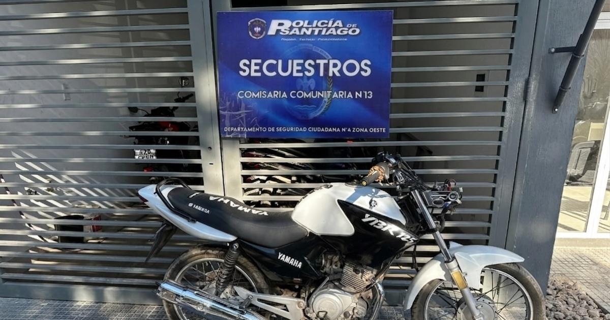 Quisieron desarmar una motocicleta en plena viacutea puacuteblica y se dieron a la fuga
