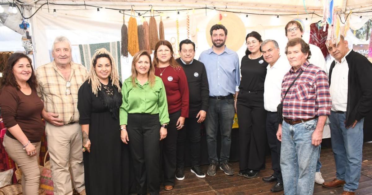 La intendente Fuentes y el secretario Benavente visitaron la Feria Artesanal del Parque Aguirre