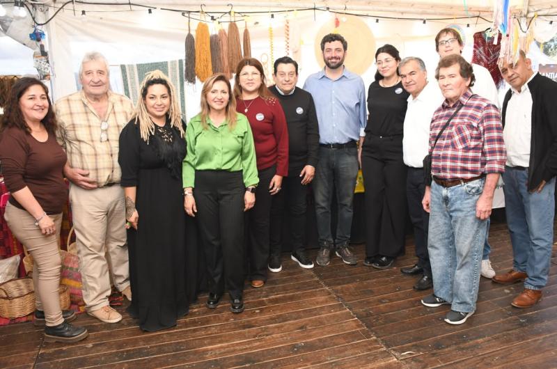 La intendente Fuentes y el secretario Benavente visitaron la Feria Artesanal del Parque Aguirre