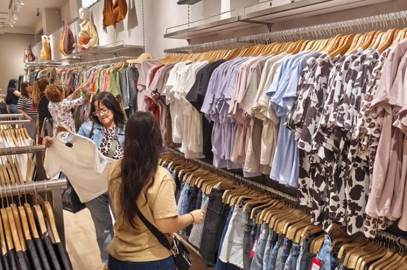 No se detiene la caiacuteda de las ventas de indumentaria en monumental desplome 