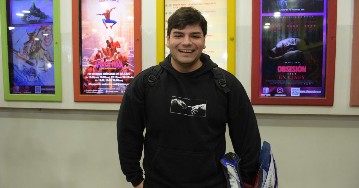 EL HOMBRE ARANtildeA LLEVOacute A LOS SANTIAGUENtildeOS AL CINE
