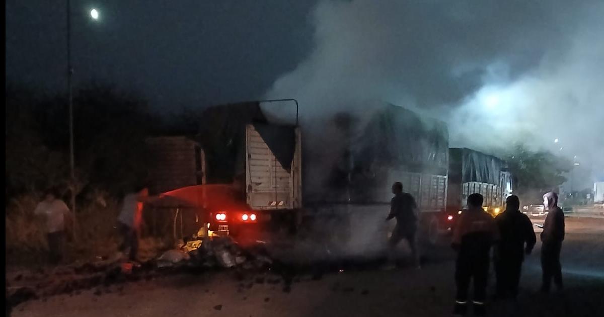 Un camionero logroacute sofocar el incendio de la carga que transportaba