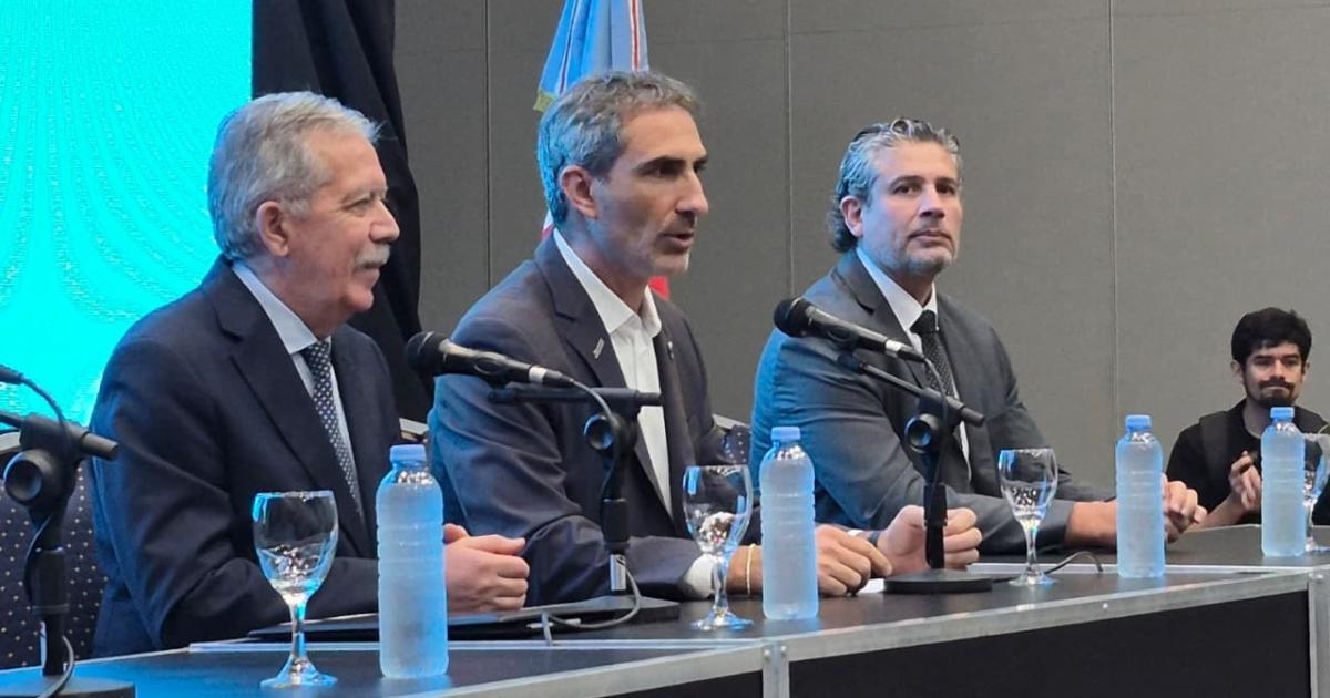 El gobernador Eliacuteas Suaacuterez confirmoacute nueva ruta aeacuterea- JetSMART volaraacute a Santiago del Estero cinco diacuteas a la semana