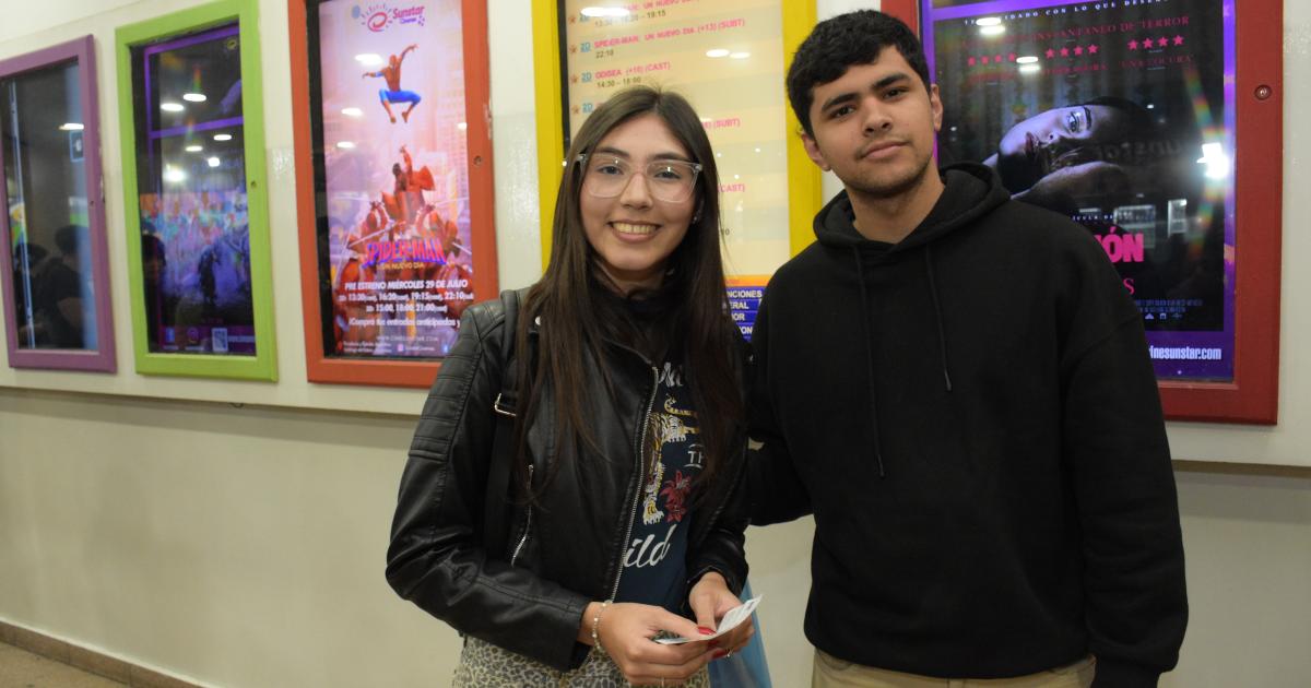 EL HOMBRE ARANtildeA LLEVOacute A LOS SANTIAGUENtildeOS AL CINE