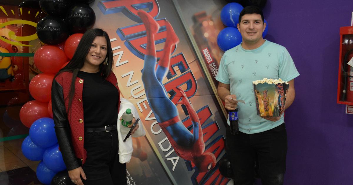 EL HOMBRE ARANtildeA LLEVOacute A LOS SANTIAGUENtildeOS AL CINE
