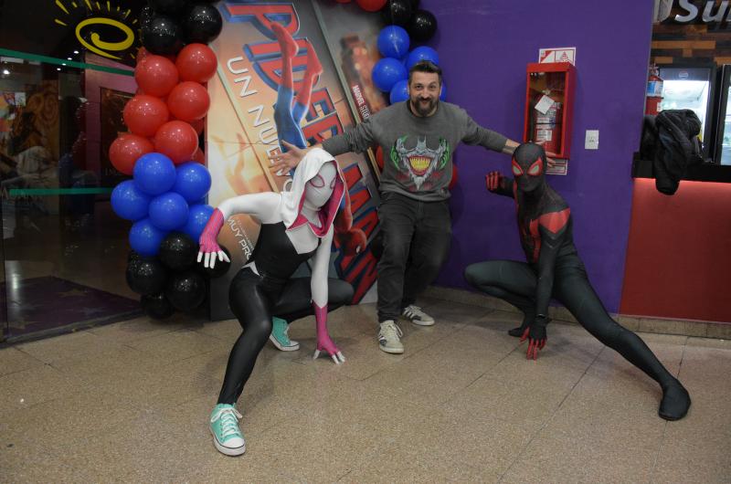 EL HOMBRE ARANtildeA LLEVOacute A LOS SANTIAGUENtildeOS AL CINE