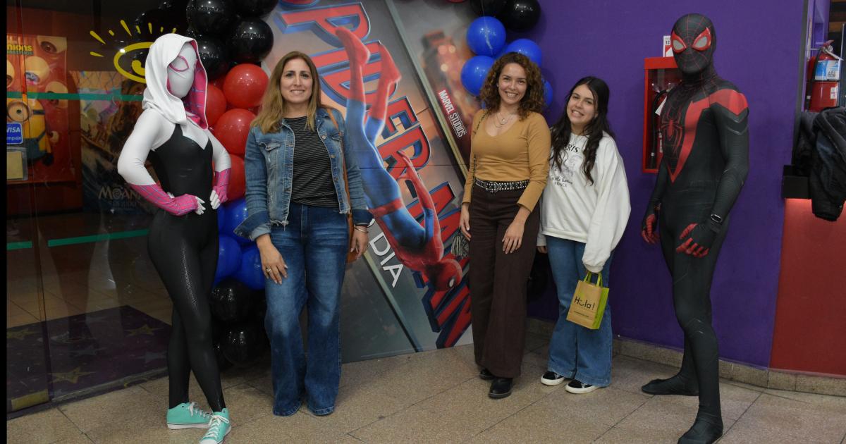 EL HOMBRE ARANtildeA LLEVOacute A LOS SANTIAGUENtildeOS AL CINE