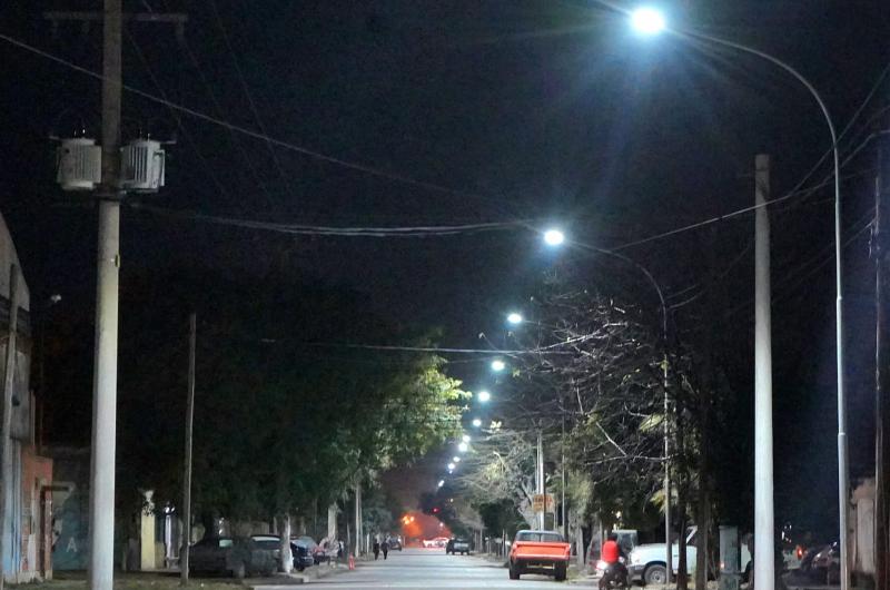 Se habilitoacute obra de iluminacioacuten LED de 600 m sobre la calle Alem