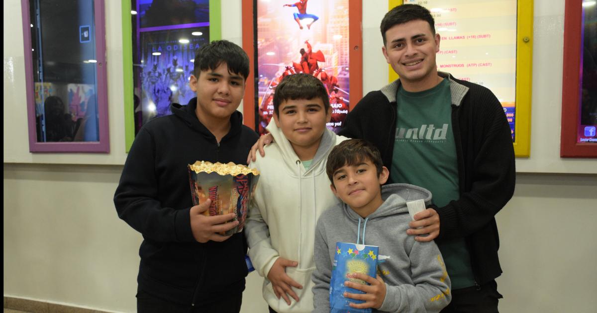 EL HOMBRE ARANtildeA LLEVOacute A LOS SANTIAGUENtildeOS AL CINE