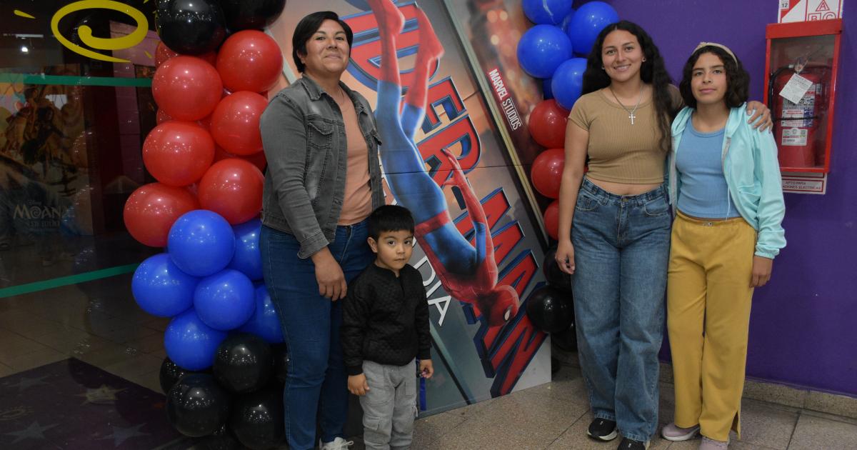 EL HOMBRE ARANtildeA LLEVOacute A LOS SANTIAGUENtildeOS AL CINE