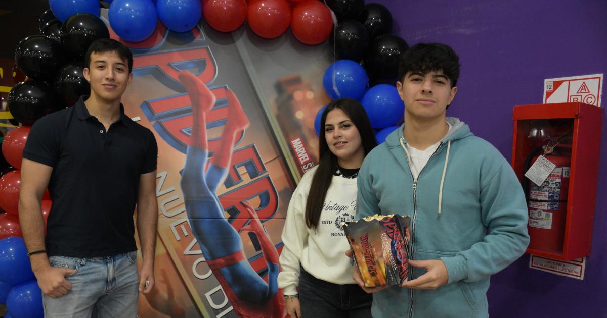 EL HOMBRE ARANtildeA LLEVOacute A LOS SANTIAGUENtildeOS AL CINE