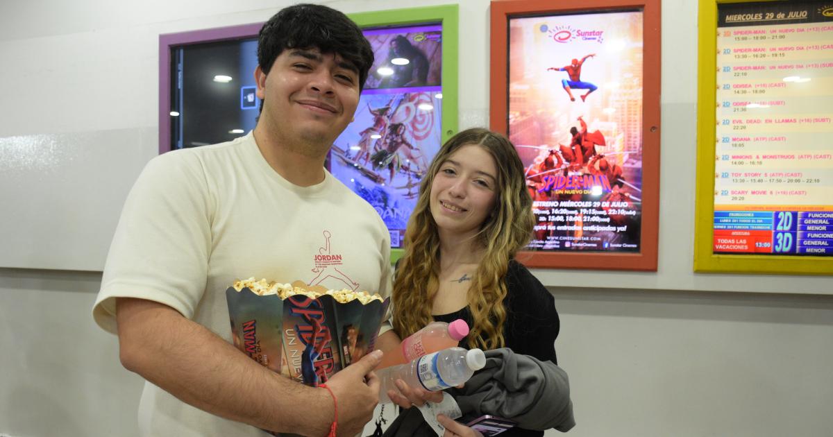 EL HOMBRE ARANtildeA LLEVOacute A LOS SANTIAGUENtildeOS AL CINE