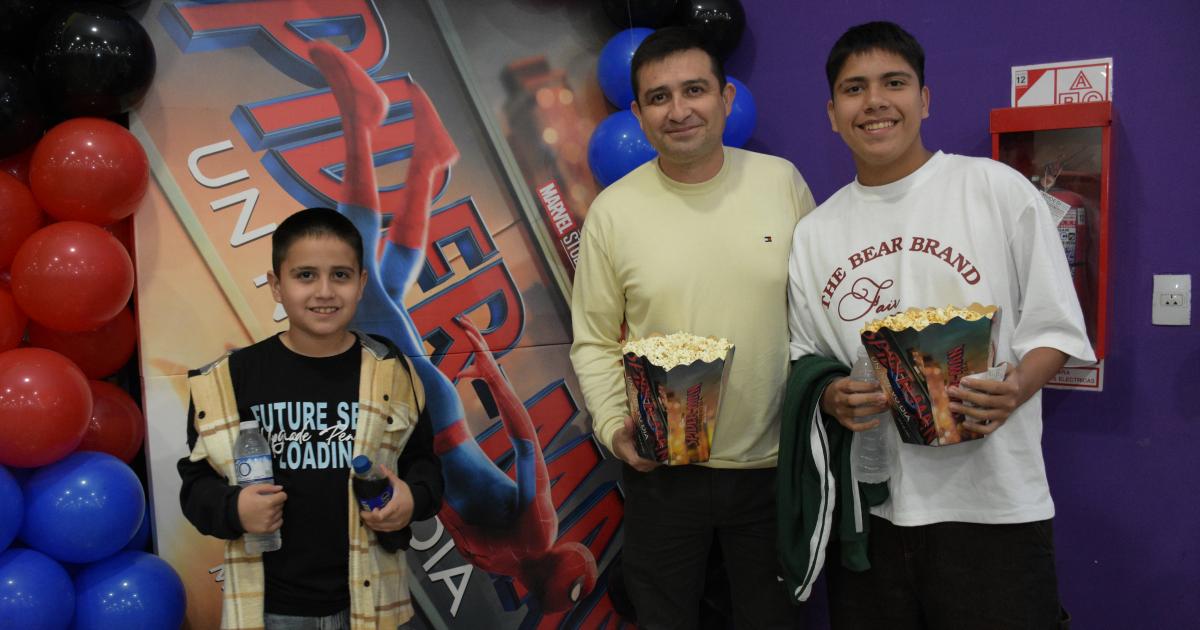 EL HOMBRE ARANtildeA LLEVOacute A LOS SANTIAGUENtildeOS AL CINE