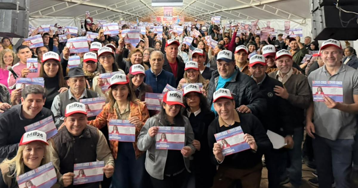 Moacutenica Bustamante cerroacute su campantildea con un masivo acto en Ojo de Agua