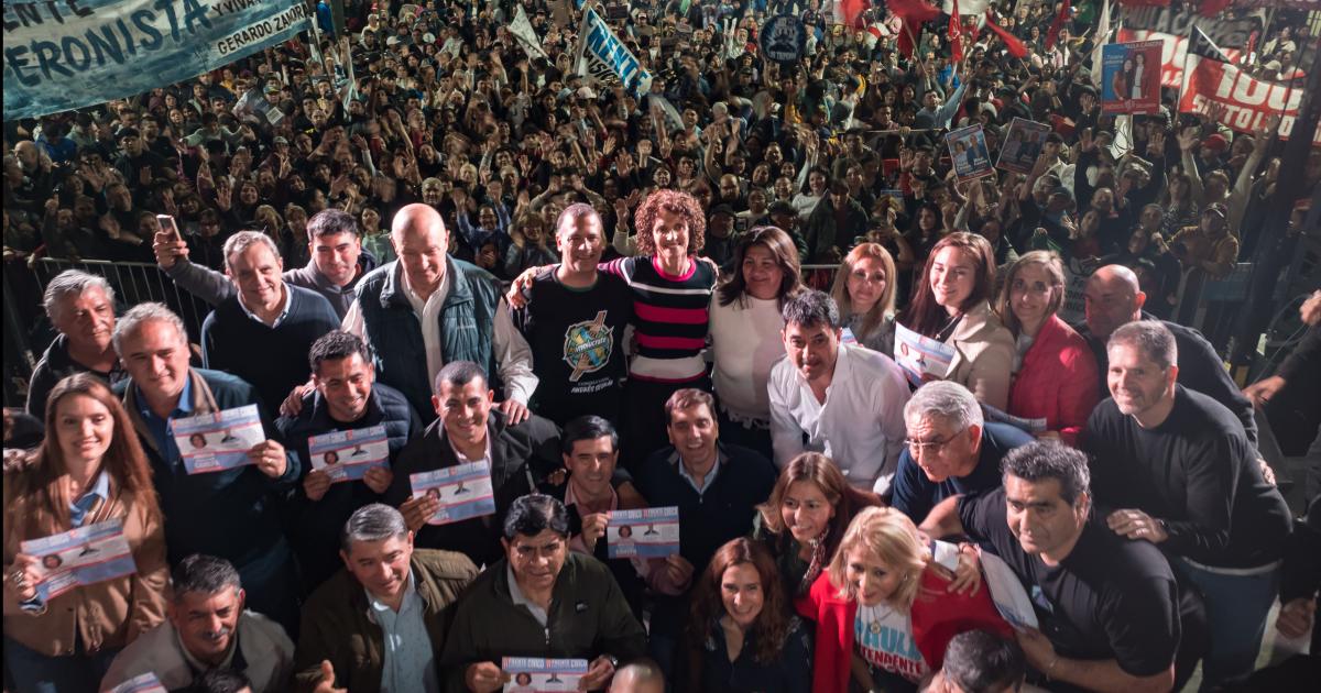 Miles de personas acompantildearon el cierre de campantildea de Paula Caacutenepa en Las Termas 