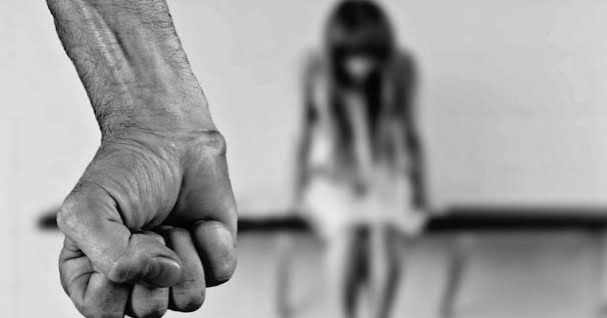 Detienen a un hombre acusado de agredir y amenazar a su pareja 