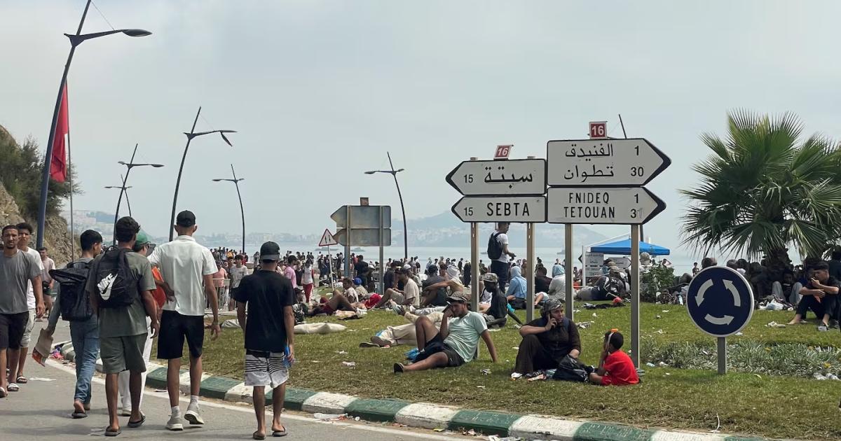 Migrantes a la espera de cruzar hacia enclave español de Ceuta