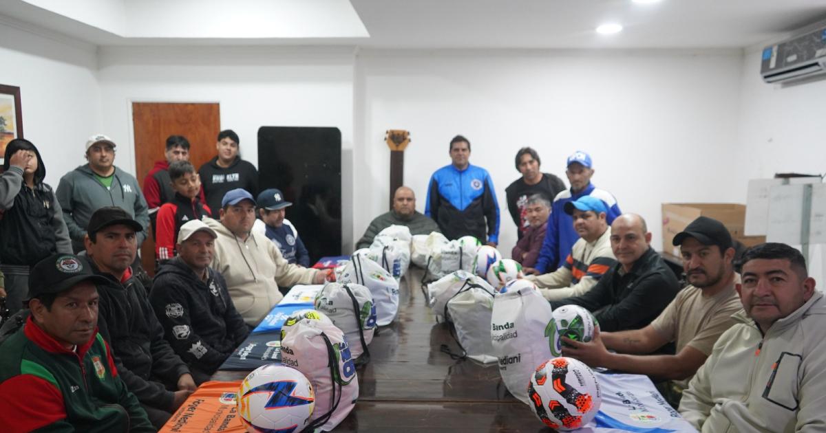 Equipos pertenecientes a l C40 recibieron camisetas y pelotas