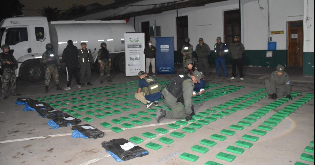 INGENIERÍA NARCO- Los 420 paquetes con cocaína viajaban bien camuflados en 11 bolsas dentro del camión Un escaner de La Banda vital para Gendarmería