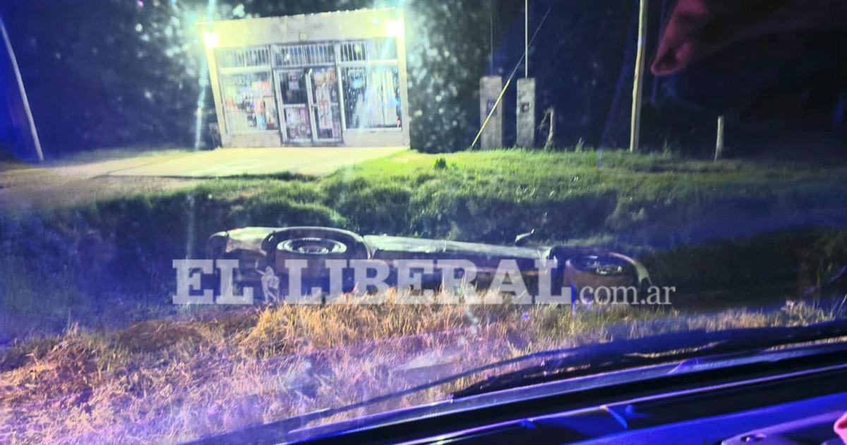 Antildeatuya- dos joacutevenes quedaron atrapados tras caer con la camioneta a un canal