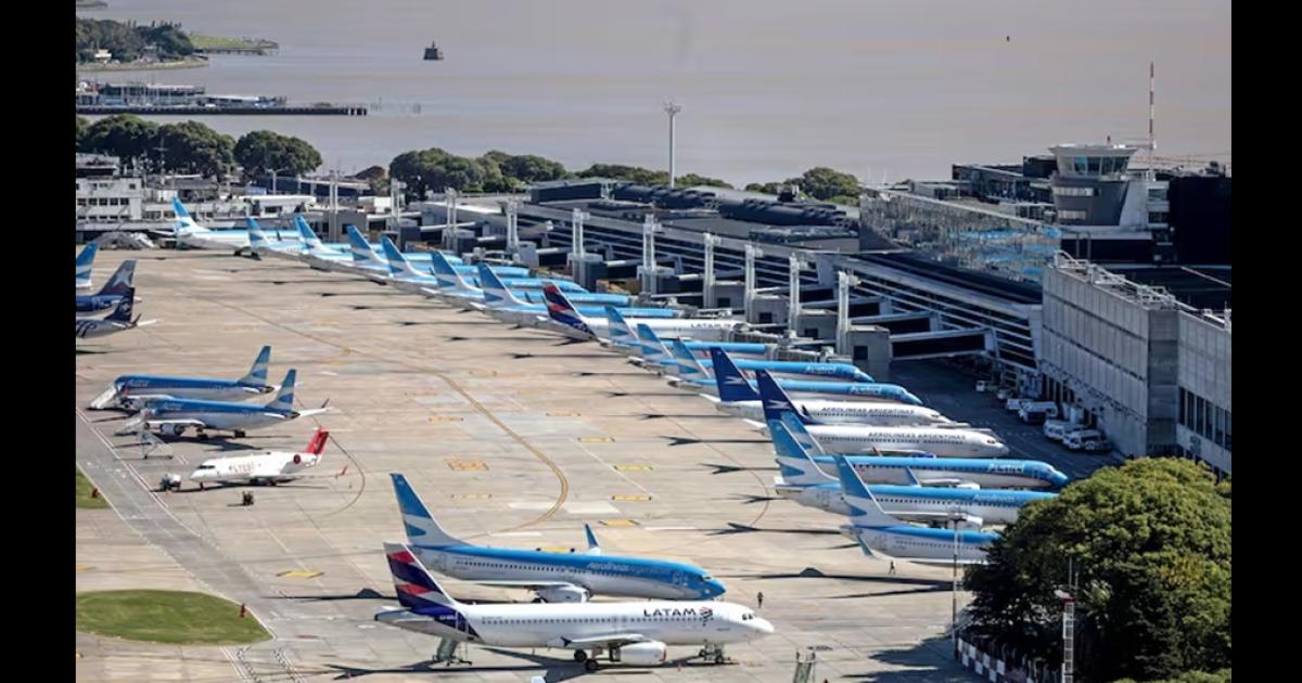 Temporal en el AMBA- cancelaciones y demoras en Aeroparque y Ezeiza por actividad eleacutectrica