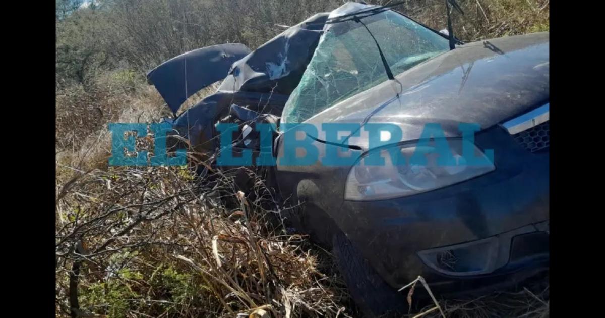 Tragedia en la RP 2- volcoacute un auto murioacute el conductor y su acompantildeante lucha por su vida