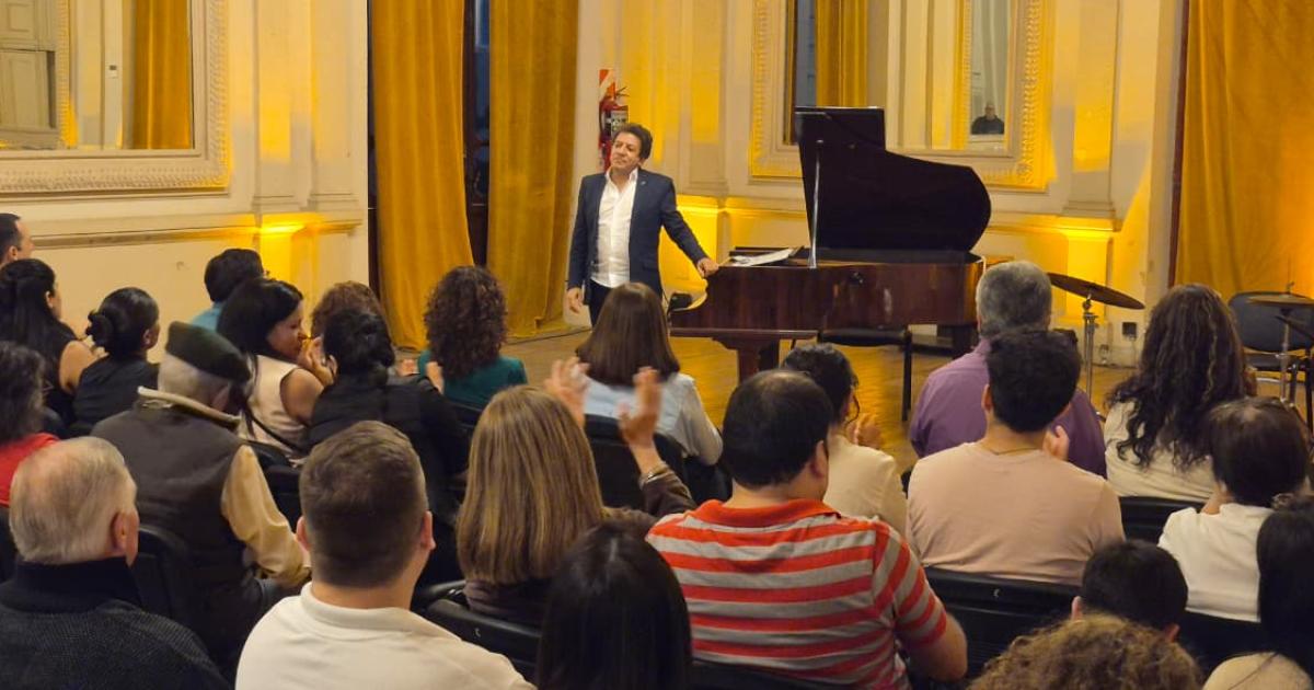Viacutector Simoacuten cautivoacute a un Saloacuten de los Espejos repleto con un emotivo concierto