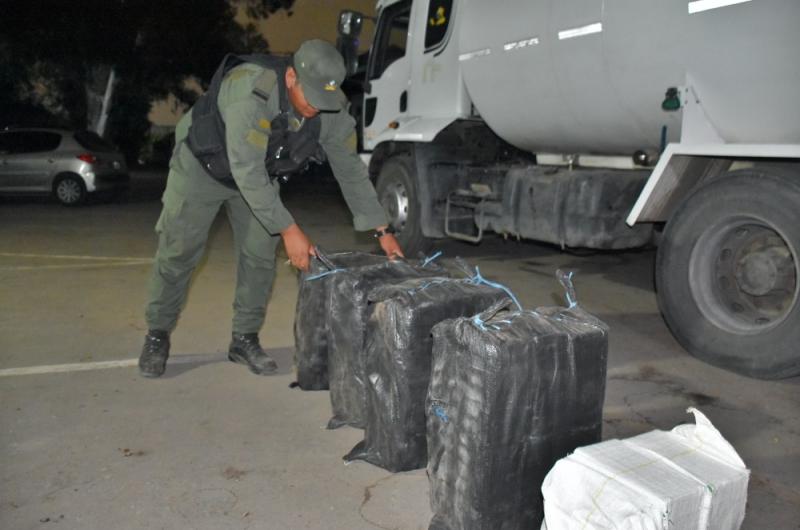 En Santiago cayoacute el cargamento con 446 kilos de cocaiacutena y en Salta hubo seis allanamientos