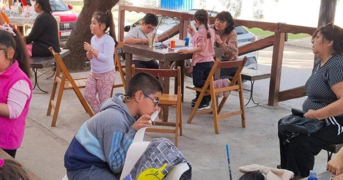 Pintura y obra de tiacuteteres para nintildeos en la vereda de la Sala Pocha Ramos