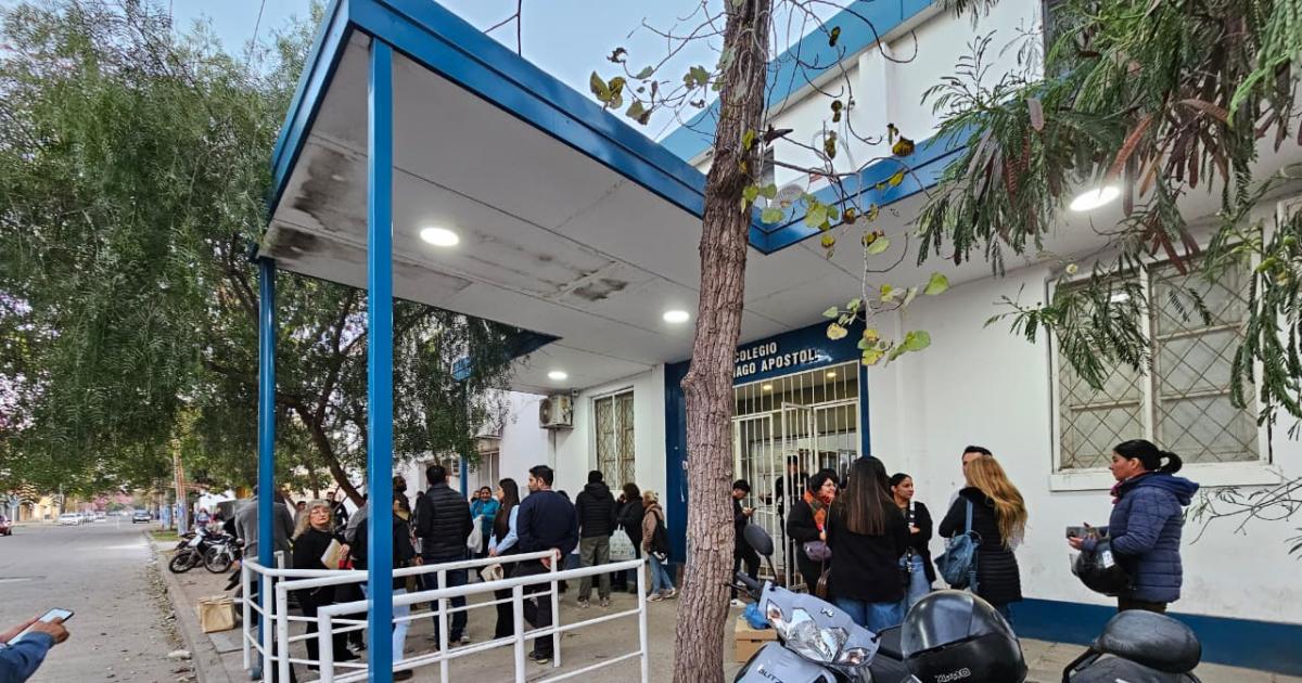 Demoras en el inicio de la votacioacuten en La Banda- algunas mesas siguen sin abrir