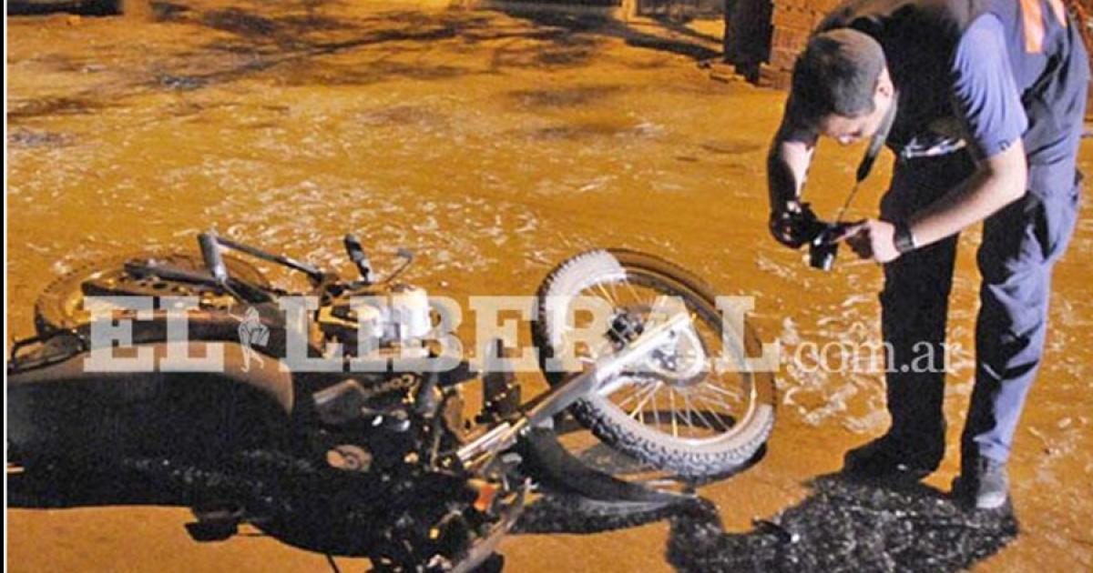 Un motociclista de 28 antildeos lucha por su vida tras chocar de frente con una camioneta