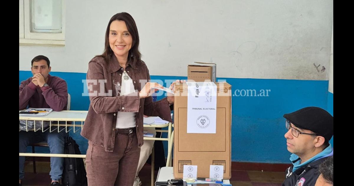 Elecciones Municipales- Mariela Nassif votoacute en La Banda y destacoacute la consolidacioacuten democraacutetica en la provincia