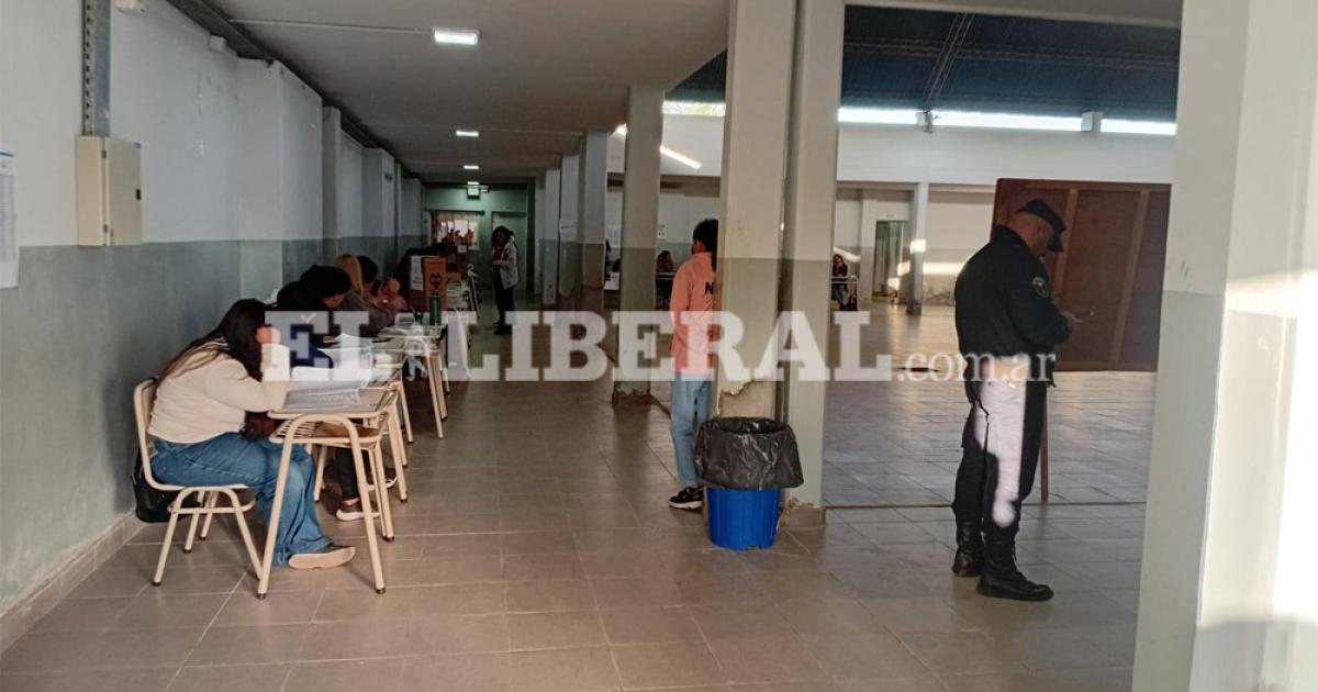 Elecciones en Antildeatuya- abrieron las urnas para maacutes de 25 mil vecinos en medio de una jornada decisiva