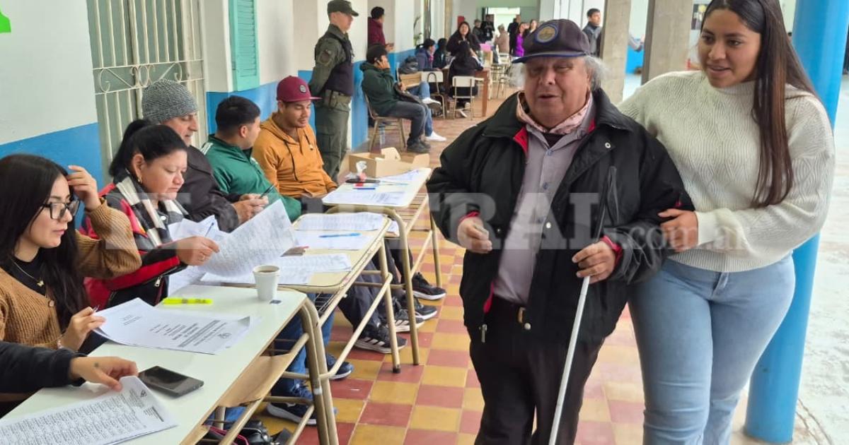 Elecciones municipales- el muacutesico no vidente Chuli Peralta votoacute y llamoacute a las personas con discapacidad a participar de la democracia