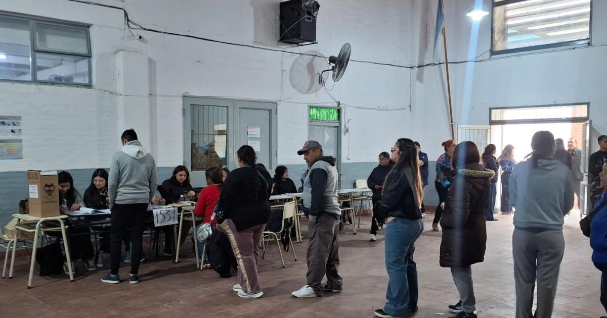 Elecciones municipales- demoras en la apertura de algunas mesas en Las Termas de Riacuteo Hondo