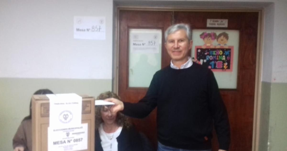 Hugo Azar votoacute y llamoacute a los santiaguentildeos a participar- La democracia se alimenta con maacutes democracia