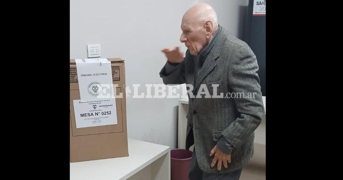 VIDEO  Ejemplo de ciudadaniacutea- a los 96 antildeos un reconocido contador fue a votar en Capital