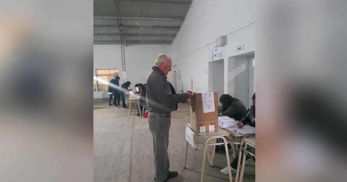 Donadeu- Elio Seggiaro votoacute y destacoacute la importancia de la jornada electoral