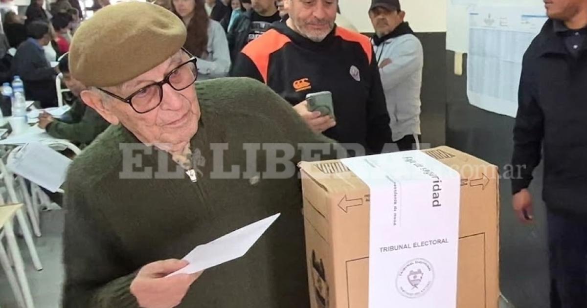 Compromiso ciacutevico- A sus 91 antildeos Lauro Antonio Loacutepez fue a votar en La Banda y dejoacute un mensaje a los joacutevenes