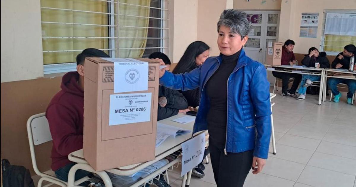  La candidata Roxana Trejo votoacute en el barrio Borges y se desarrollan los comicios con normalidad