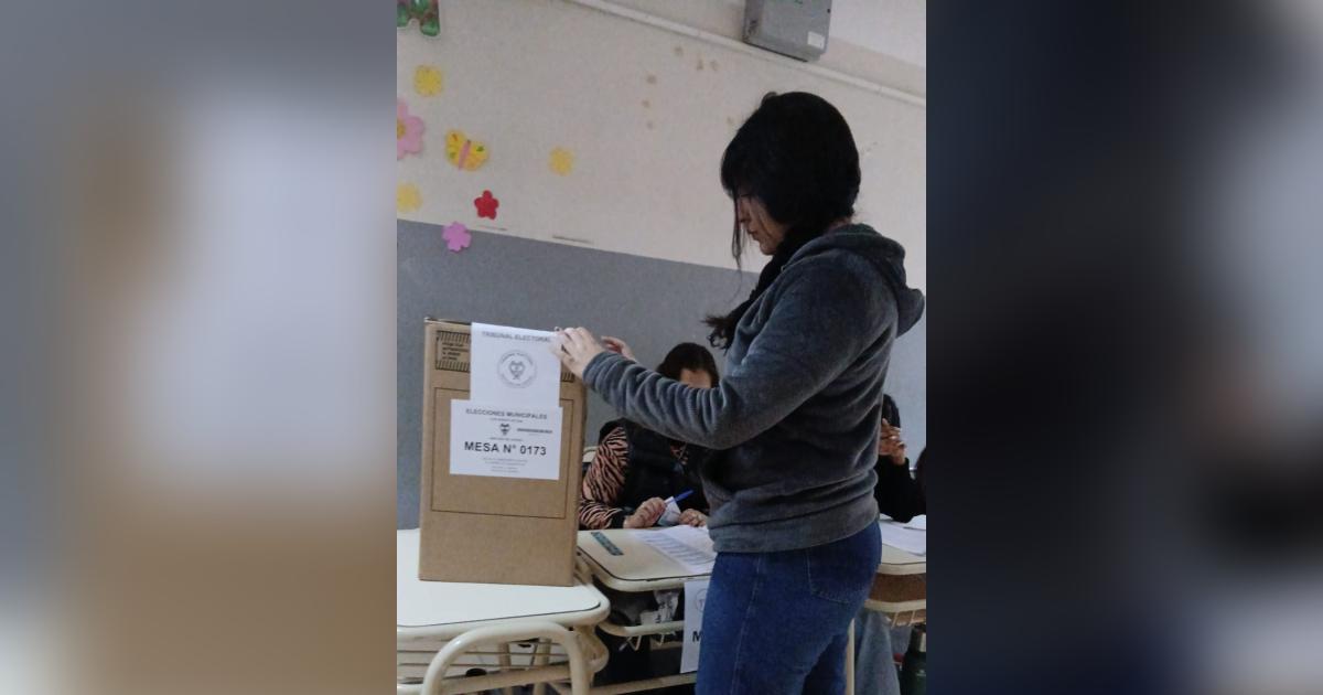 Dejen de creer en las redes sociales y miren la heladera de sus casas- el fuerte mensaje de una joven que votoacute por primera vez